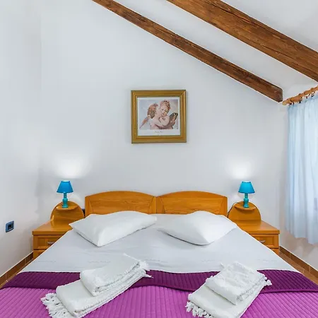 Near In Croatia Appartement Cres